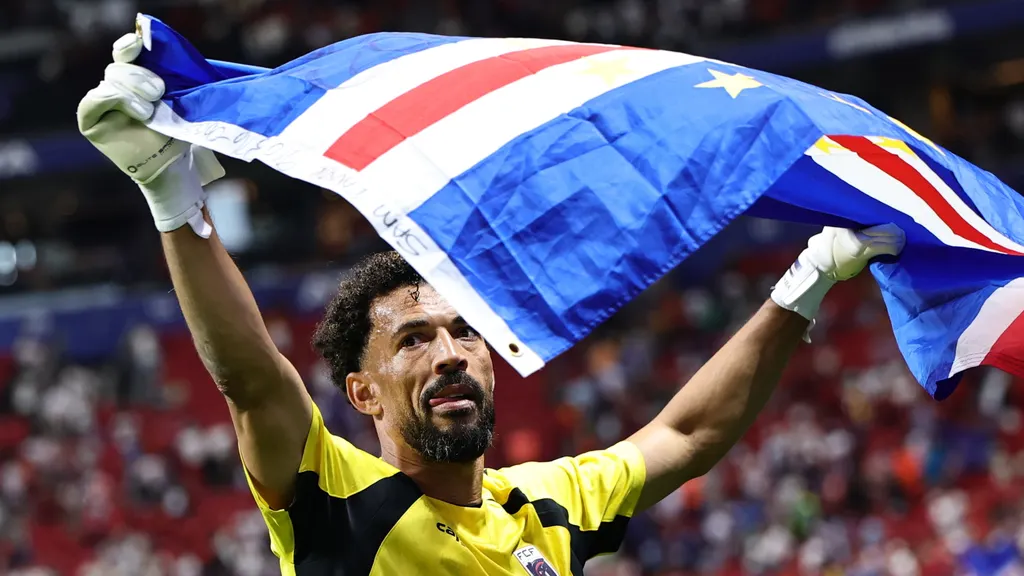 Vozinha levanta la bandera de Cabo Verde tras el empate ante España.