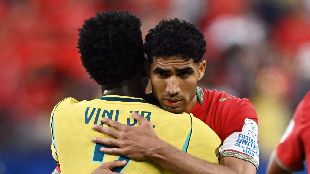 Vinicius y Achraf Hakimi se abrazan tras el Brasil - Marruecos del Mundial.