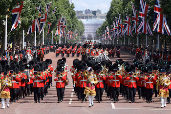 Desfile militar de los Grenadier Guards celebrado en el Trooping the Colour del año 2025. REUTERS/Toby Melville