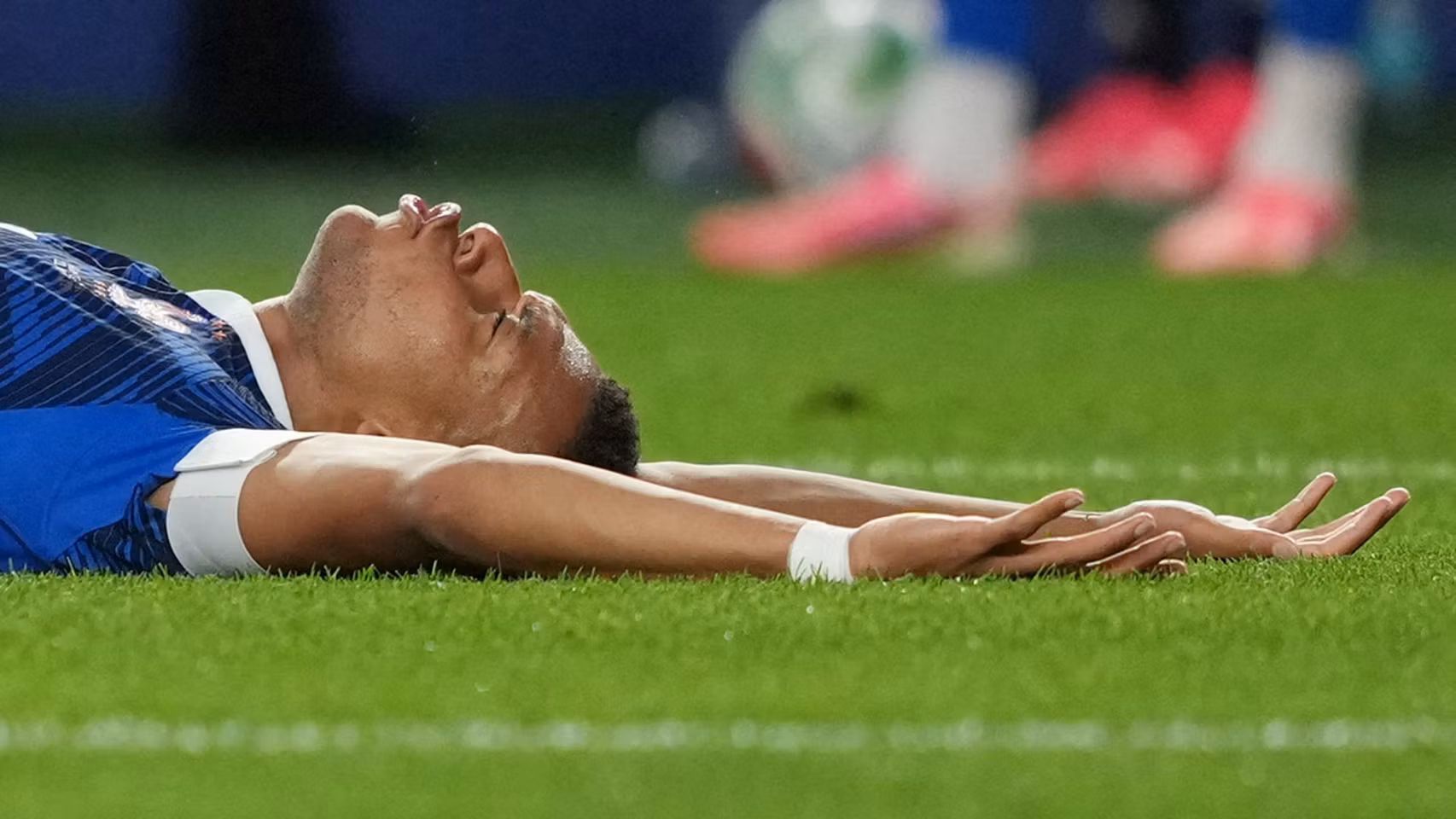 Mbappé, tendido en el césped.