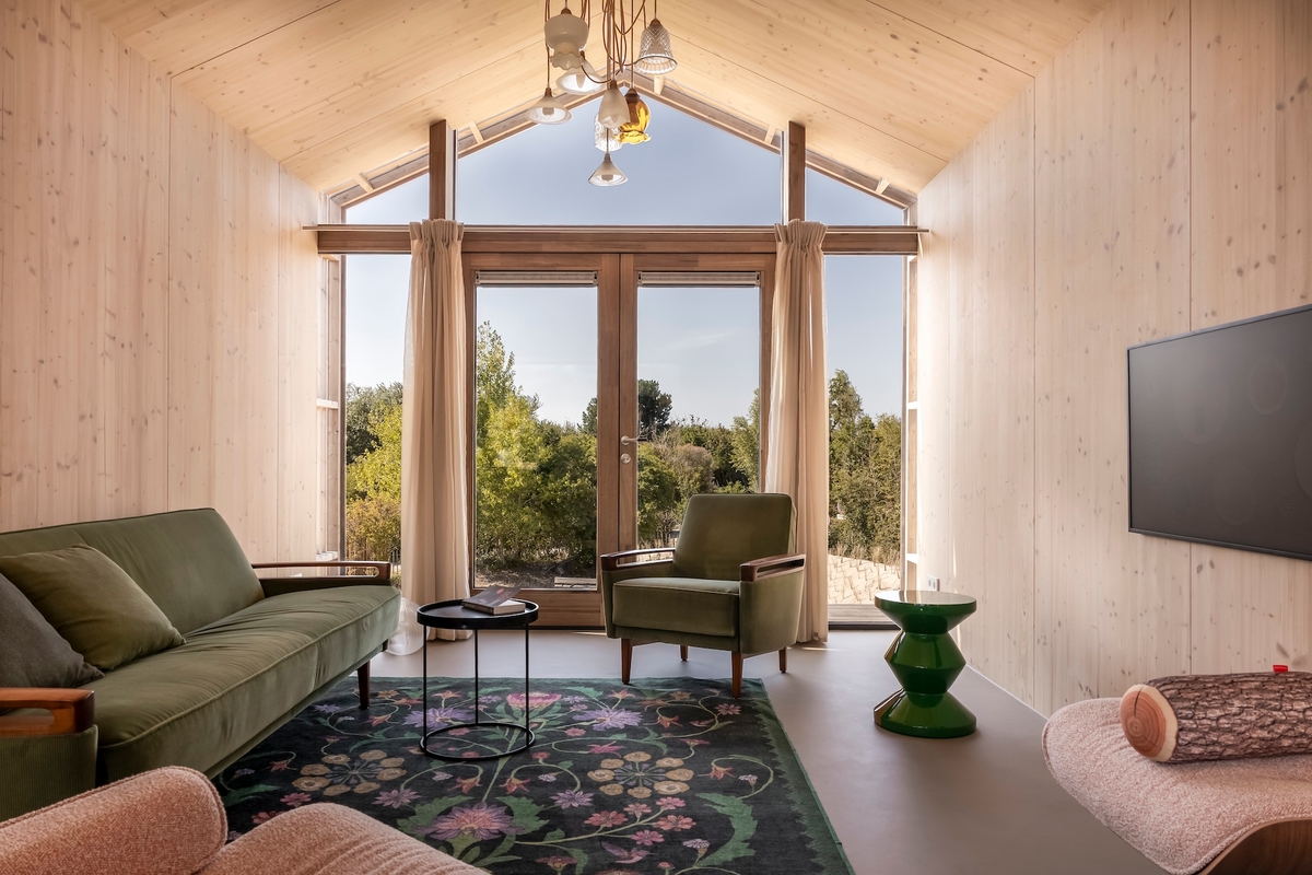 Imagen del salón de la casa prefabricada modular Duinhuis, en Goeree-Overflakkee (Países Bajos). (Henny van Belkom / Woonpioniers)