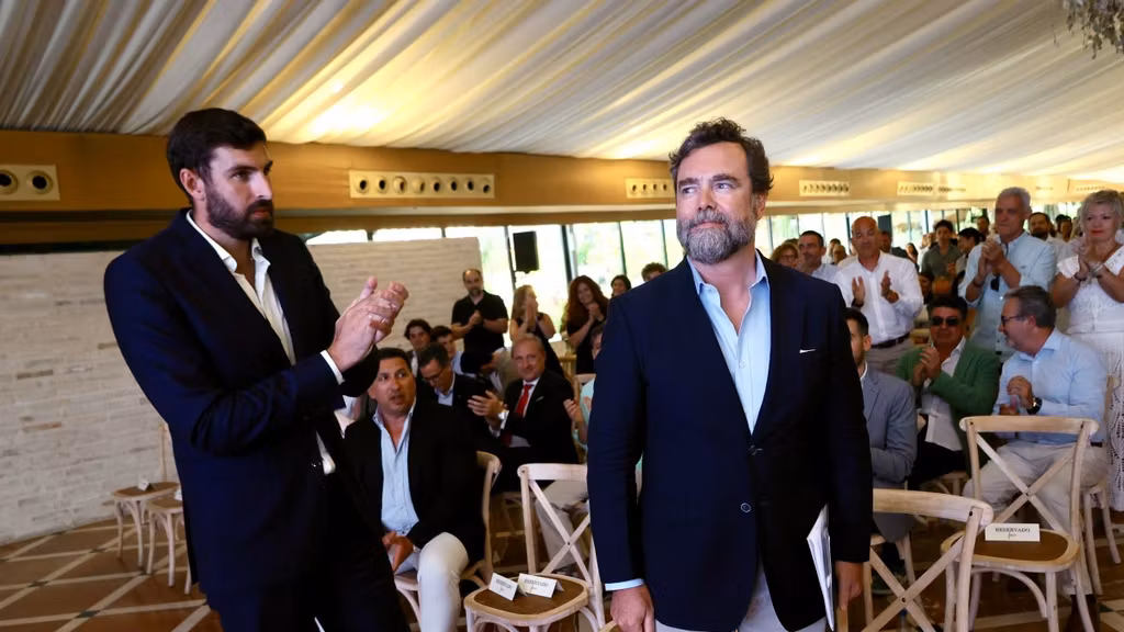 Antelo aplaudiendo a Espinosa de los Monteros.