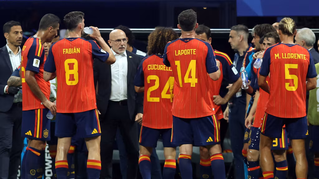 Luis de la Fuente habla con sus jugadores durante el partido contra Cabo Verde.
