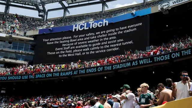 Un marcador en el MetLife Stadium que muestra una advertencia sobre condiciones meteorológicas extremas