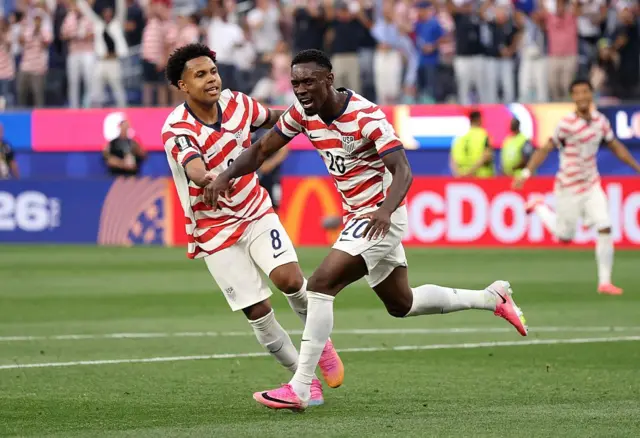Folarin Balogun #20 de Estados Unidos celebra haber marcado el segundo gol de su equipo con Weston McKennie #8 durante el partido del Grupo D de la Copa Mundial de la FIFA 2026 entre Estados Unidos y Paraguay en el Estadio de Los Ángeles el 12 de junio de 2026 en Inglewood, California