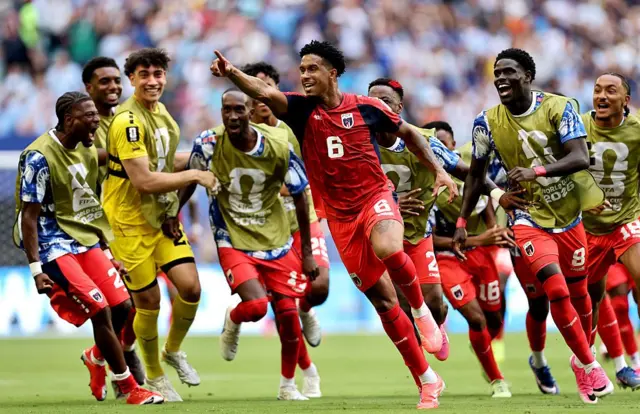 Kevin Pina de Cabo Verde celebra con sus compañeros de equipo después de anotar el primer gol del equipo durante el partido del Grupo H de la Copa Mundial de la FIFA 2026 entre Uruguay y Cabo Verde en el Estadio de Miami el 21 de junio de 2026 en Miami Gardens, Florida.