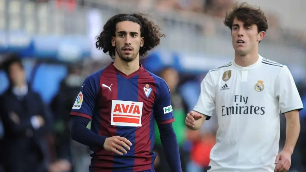 Cucurella, durante un partido contra el Real Madrid con el Eíbar.