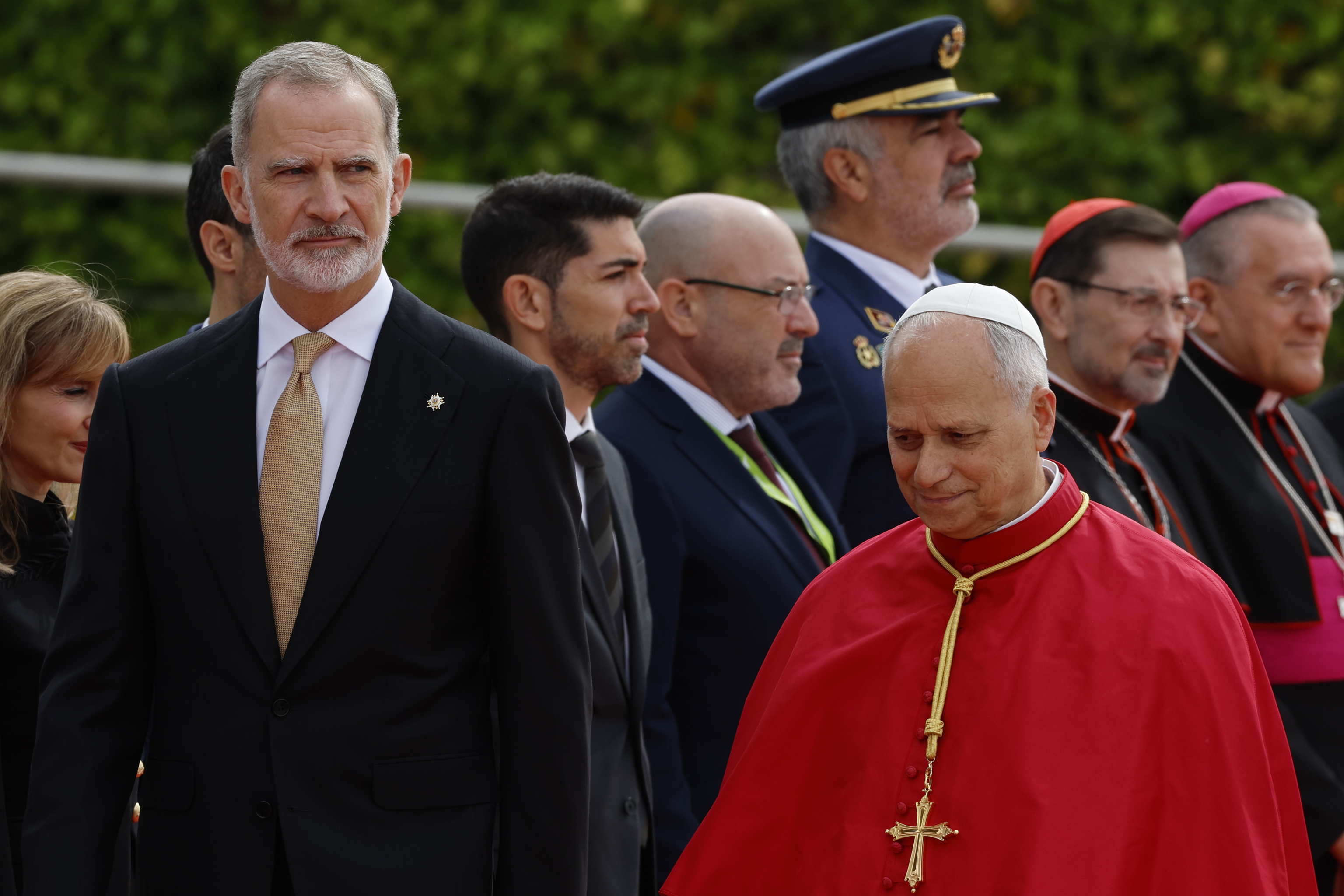 El rey Felipe tras recibir al papa León XIV a su llegada al aeropuerto de Adolfo Suárez Madrid-Barajas.