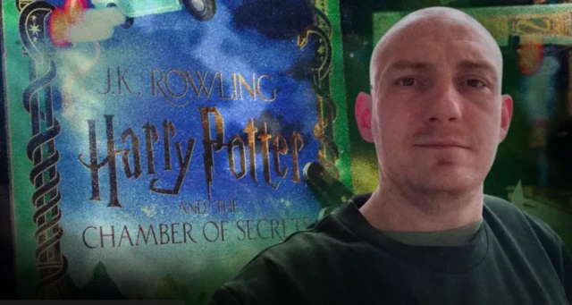Una imagen compuesta estilizada muestra la cabeza y los hombros del mayor Oleksandr Ivanov, calvo y vestido de verde, delante de la portada "Harry Potter y la cámara secreta de JK Rowling".