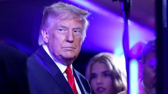 Donald Trump, en primer plano, durante el partido de los Knicks