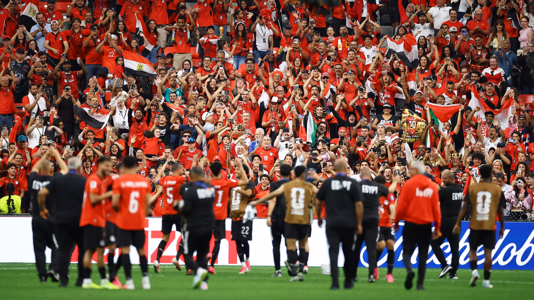 Aficionados y futbolistas de Egipto celebran durante el Mundial.