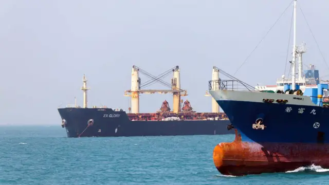 Dos barcos azules en un mar azul brillante.