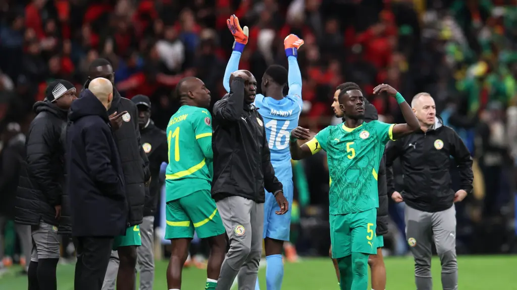 Jugadores de Senegal abandonando el campo durante la final de la Copa África