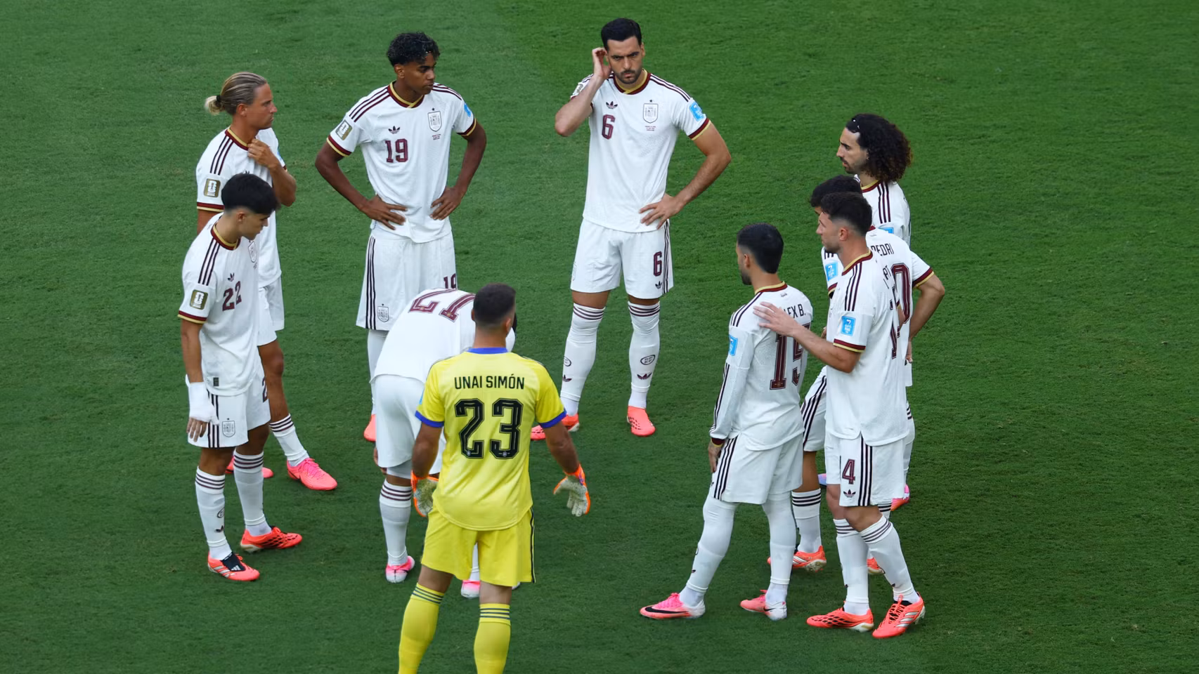 Los futbolistas de España, antes del partido contra Uruguay.