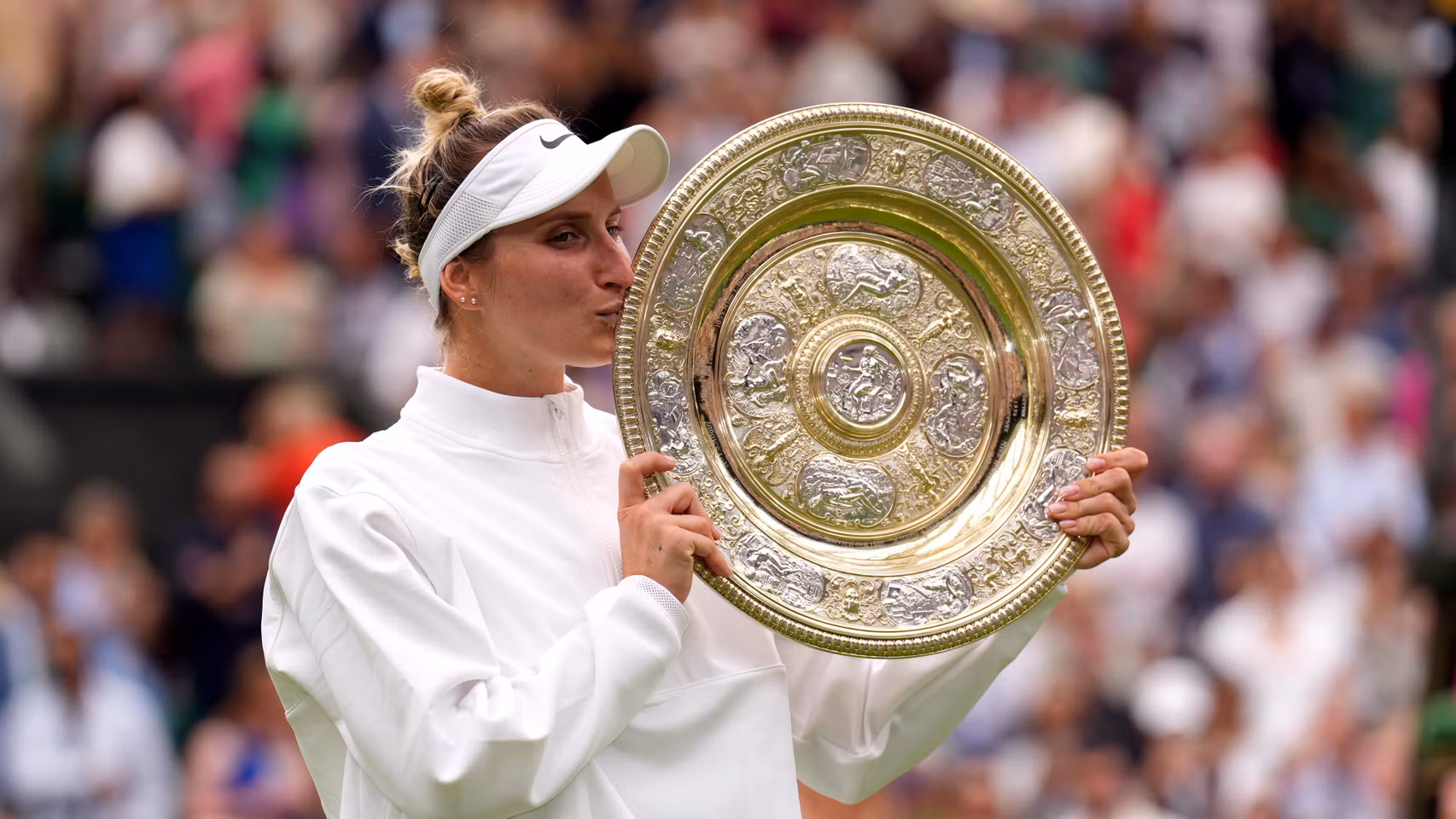 Vondrousova celebrando su victoria en Wimbledon en 2023