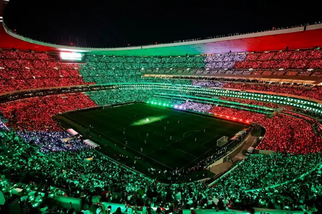 Una panorámica del Estadio Azteca con un espectáculo de luces
