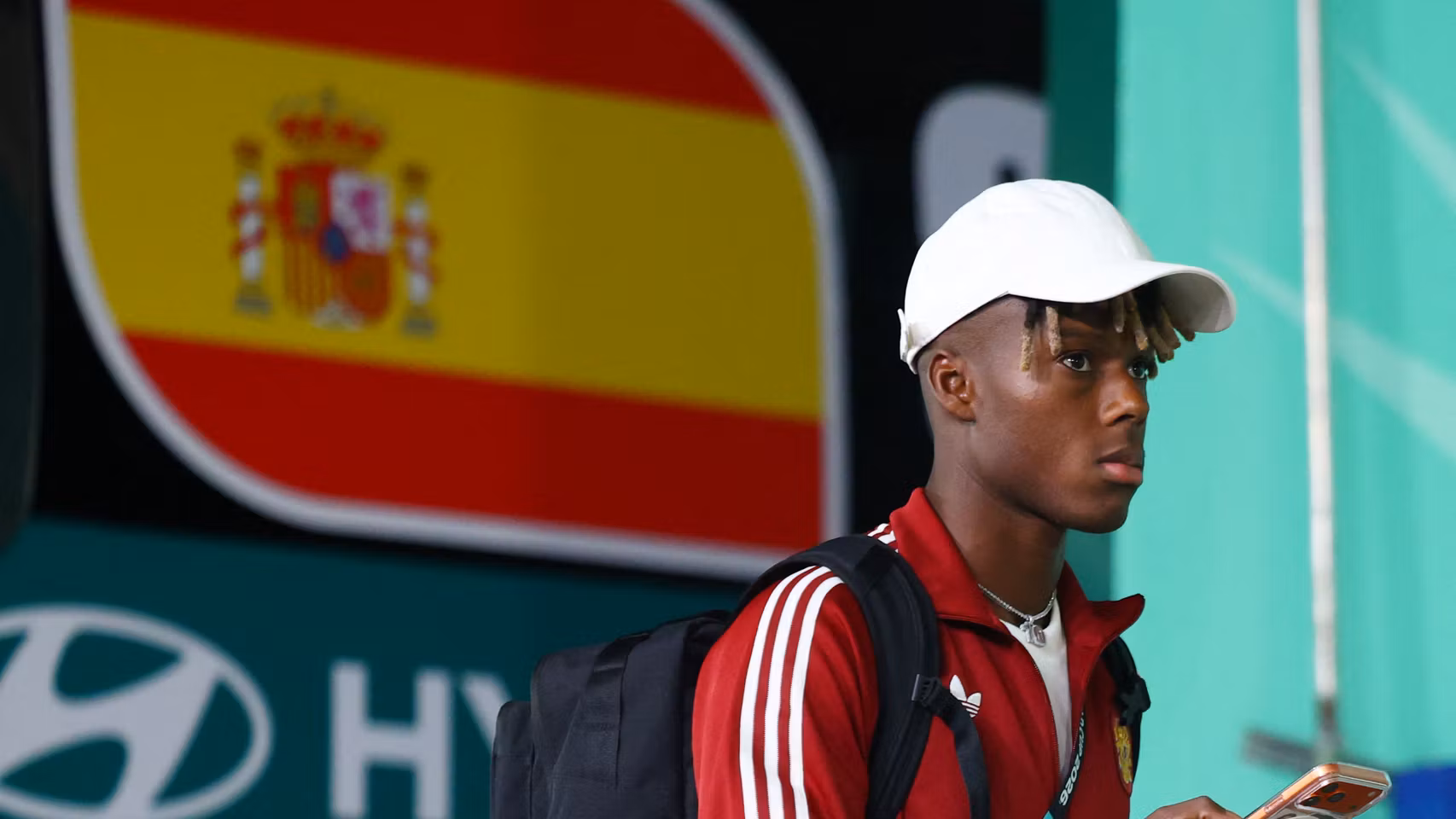 Nico Williams con el teléfono a la llegada del equipo a Guadalajara.