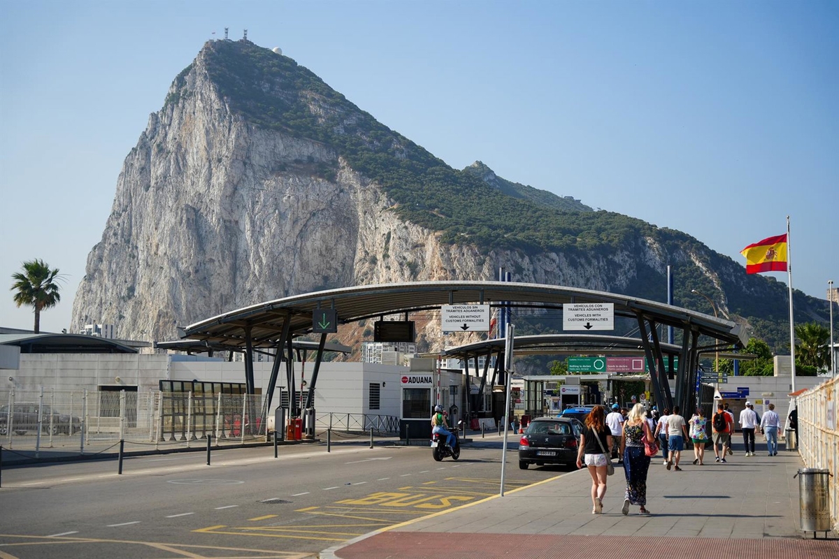 Imágenes de la frontera entre España y el Peñón de Gibraltar.(Francisco J. Olmo - Europa Press)