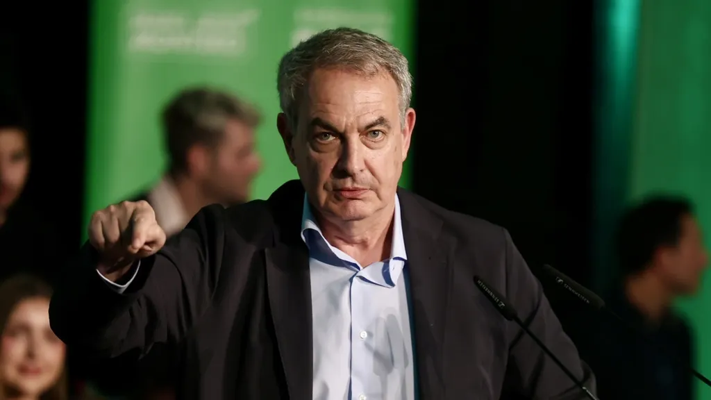 El expresidente del Gobierno José Luis Rodríguez Zapatero, durante su intervención en el mitin del 14 de mayo de 2026, días antes de estallar el 'caso Zapatero'.