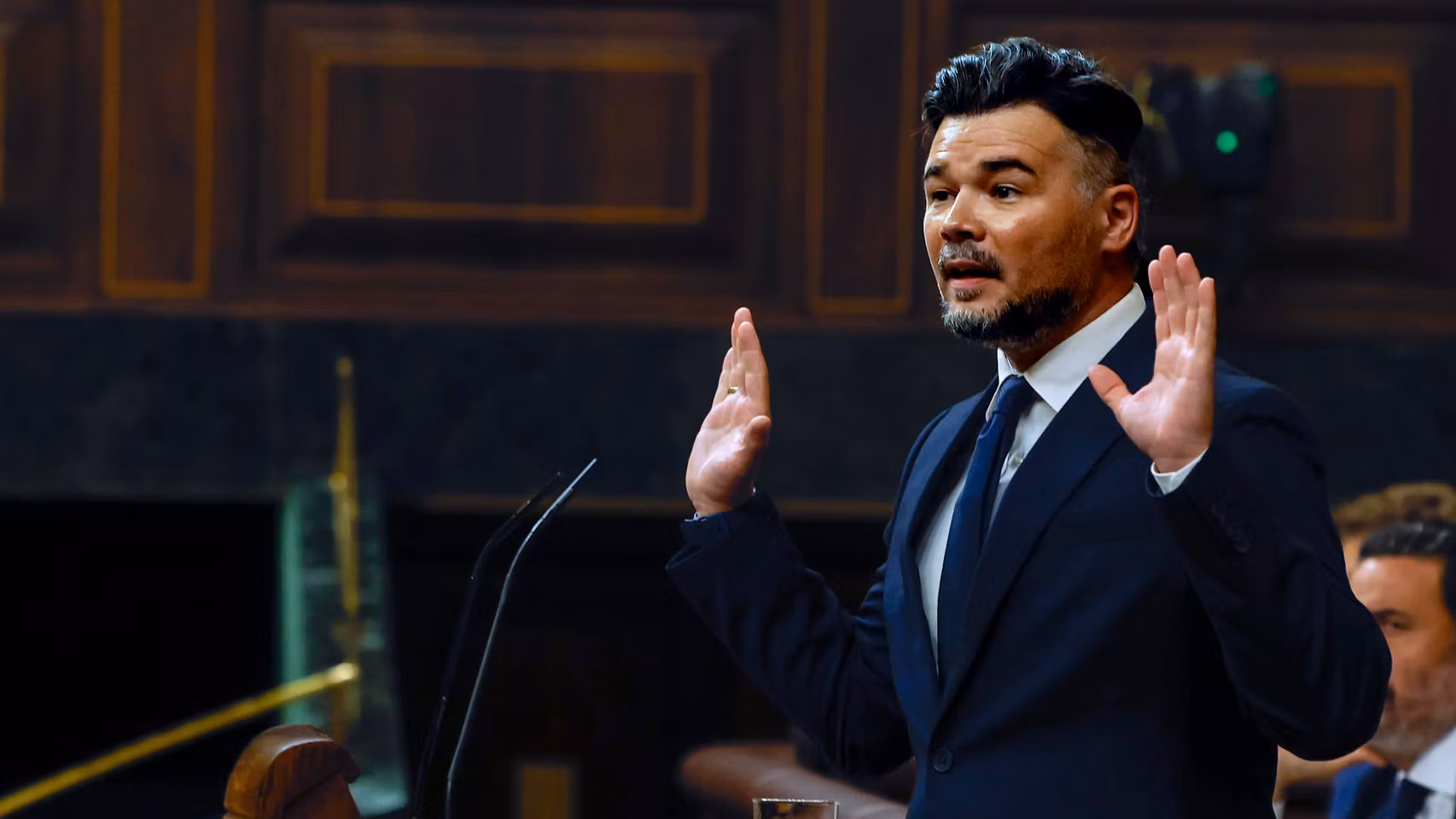 El portavoz de ERC, Gabriel Rufián junto al papel arrugado en el que ha convertido su discurso.