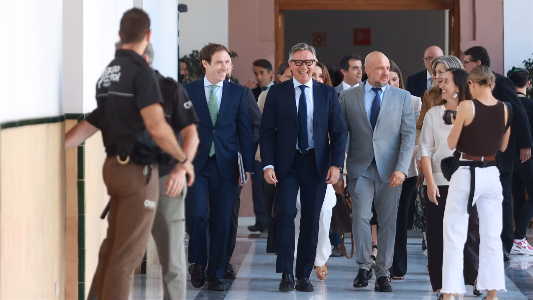 El portavoz del grupo parlamentario Vox, Manuel Gavira, con sus compañeros de bancada entrando al Parlamento