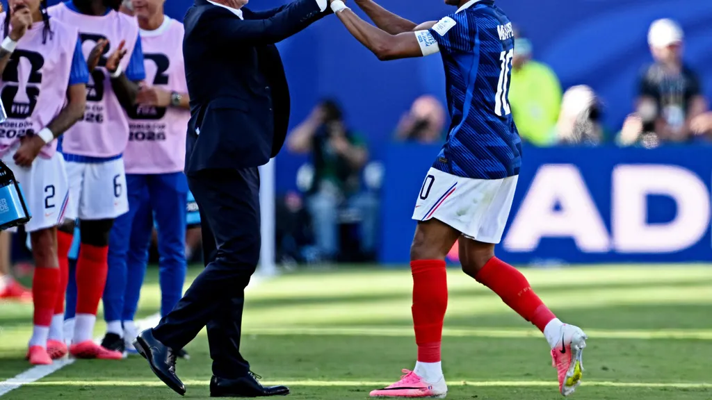 Mbappé corre a celebrar su gol con Deschamps.