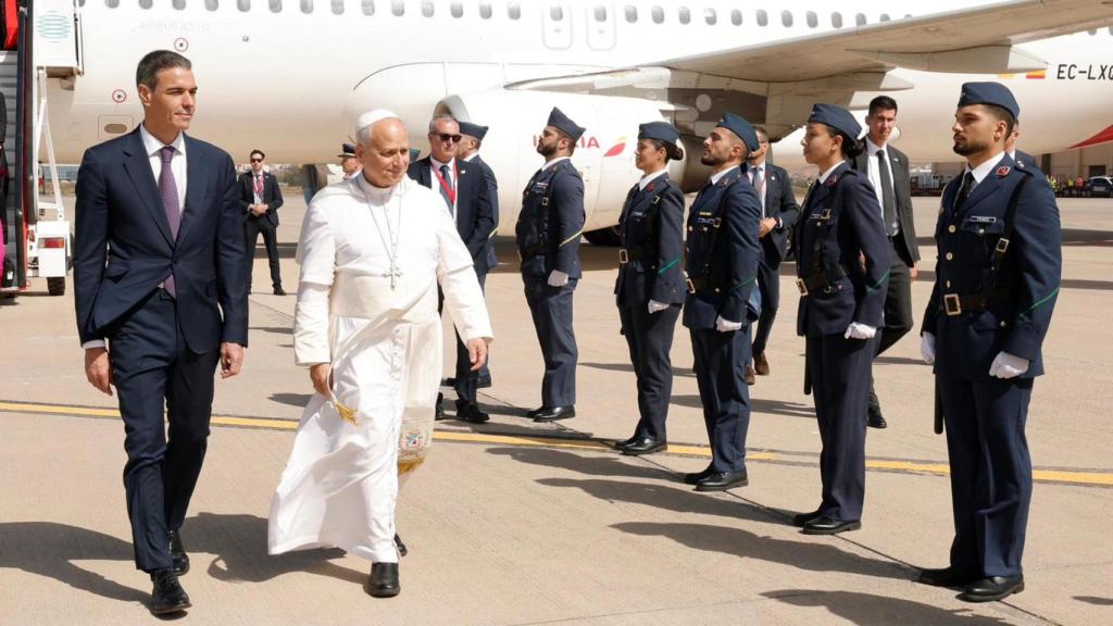El Papa es recibido por Pedro Sánchez, a su llegada a la Base Aérea de Gando en Telde (Gran Canaria), este jueves.