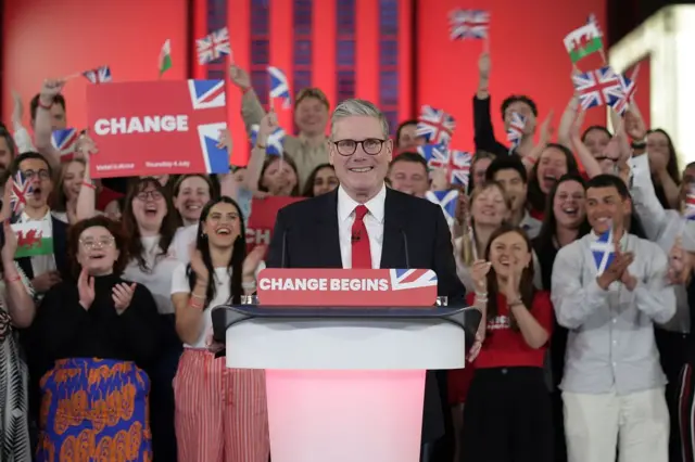 El líder laborista Keir Starmer celebra su victoria en las elecciones generales de 2024 con un discurso en la Tate Modern el 5 de julio de 2024 en Londres, Inglaterra.