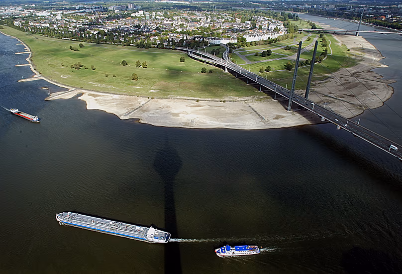 Low water on the Rhine at Düsseldorf-Oberkassel in September 2003: river cruises depend on climatic and ecological conditions.