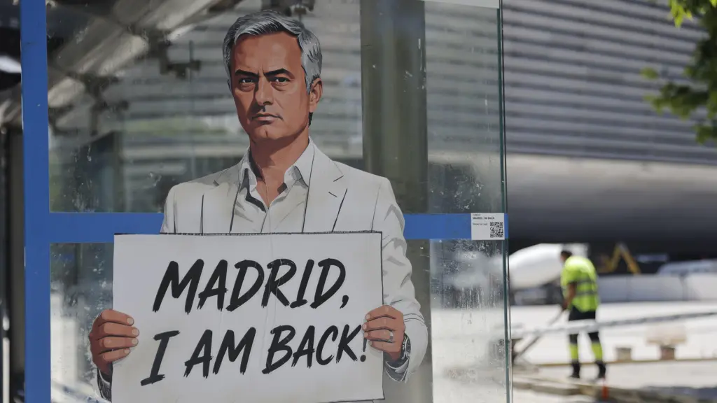 La figura de Mourinho, en una marquesina de los aledaños del Bernabéu.