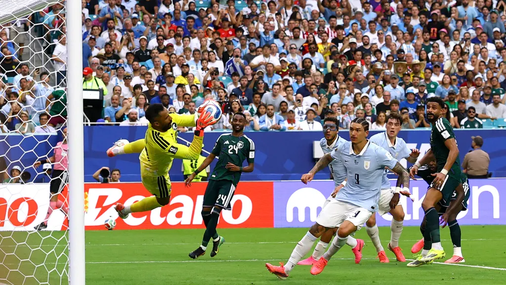 Al-Owais evita el gol de Darwin Núñez.