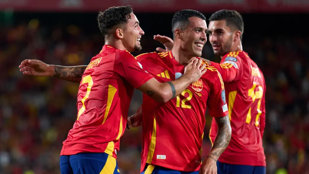 Yeremy Pino celebra su gol con Pedro Porro.
