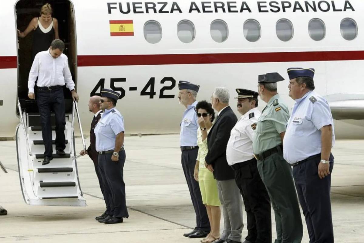José Luis Rodríguez Zapatero y su esposa, Sonsoles Espinosa, bajan del avión que les trasladó a Lanzarote en agosto de 2005.
