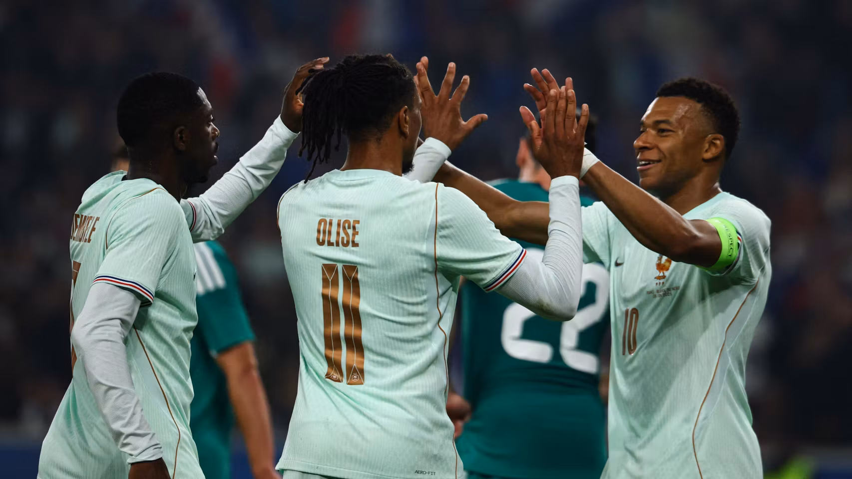 Mbappé celebra un gol con Francia junto a Dembélé y Olise.