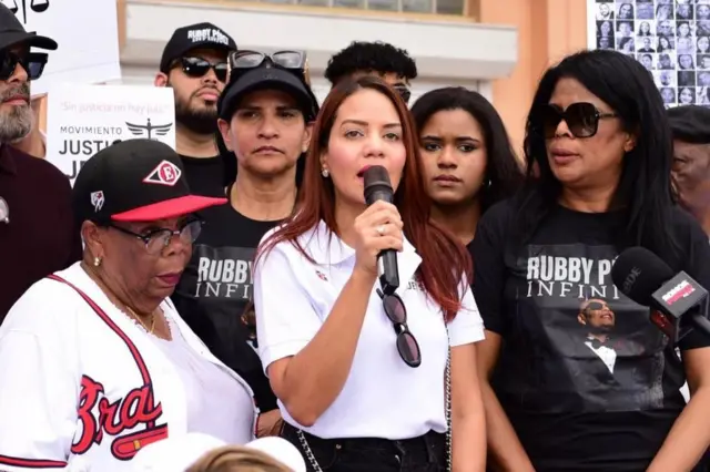 Ana María hablando en público