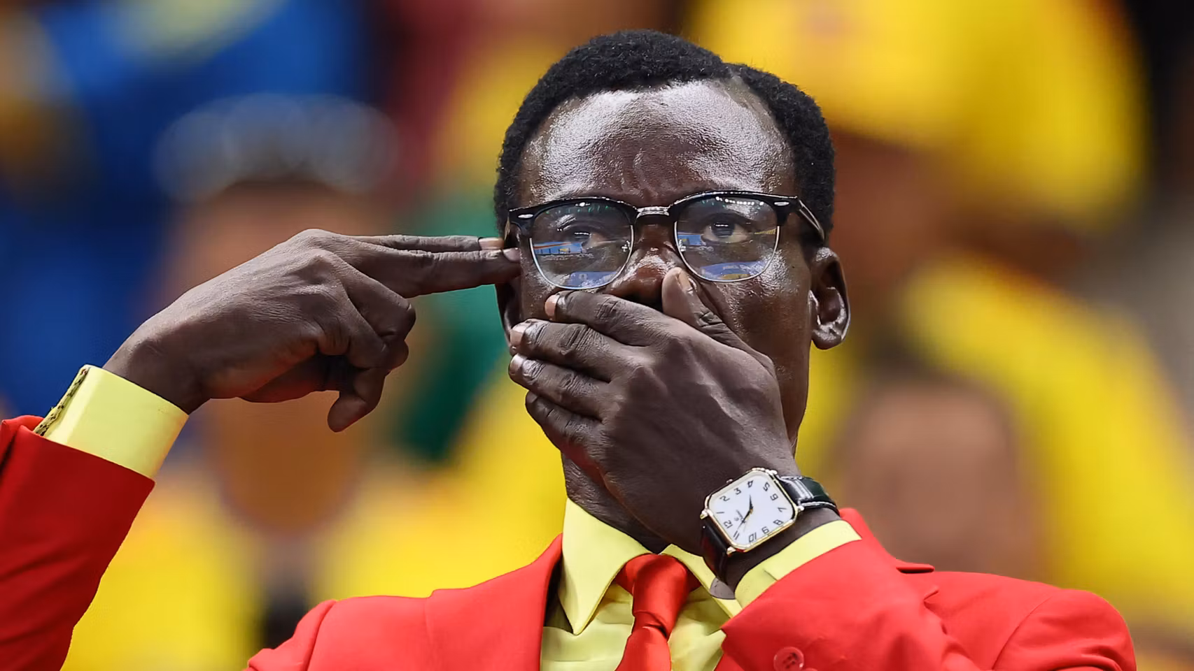 Michel Nkuka Mboladinga, conocido como Lumumba Vea, posando antes del partido de RD Congo.