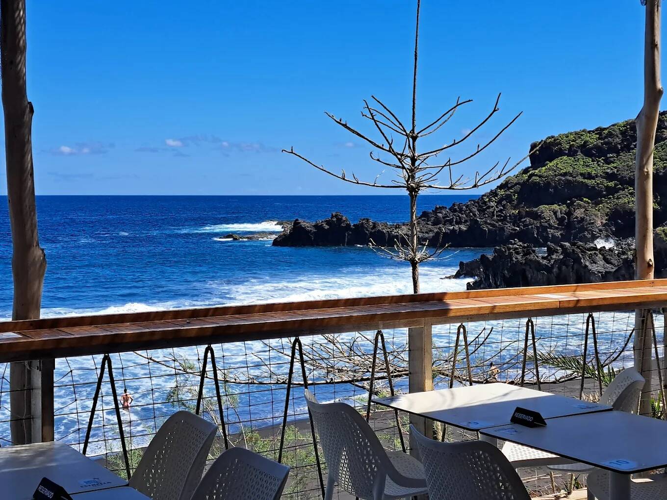 Foto: La terraza del establecimiento se asoma a una playa volcánica de arena negra, uno de los grandes atractivos de este popular rincón gastronómico de Canarias. (Google)