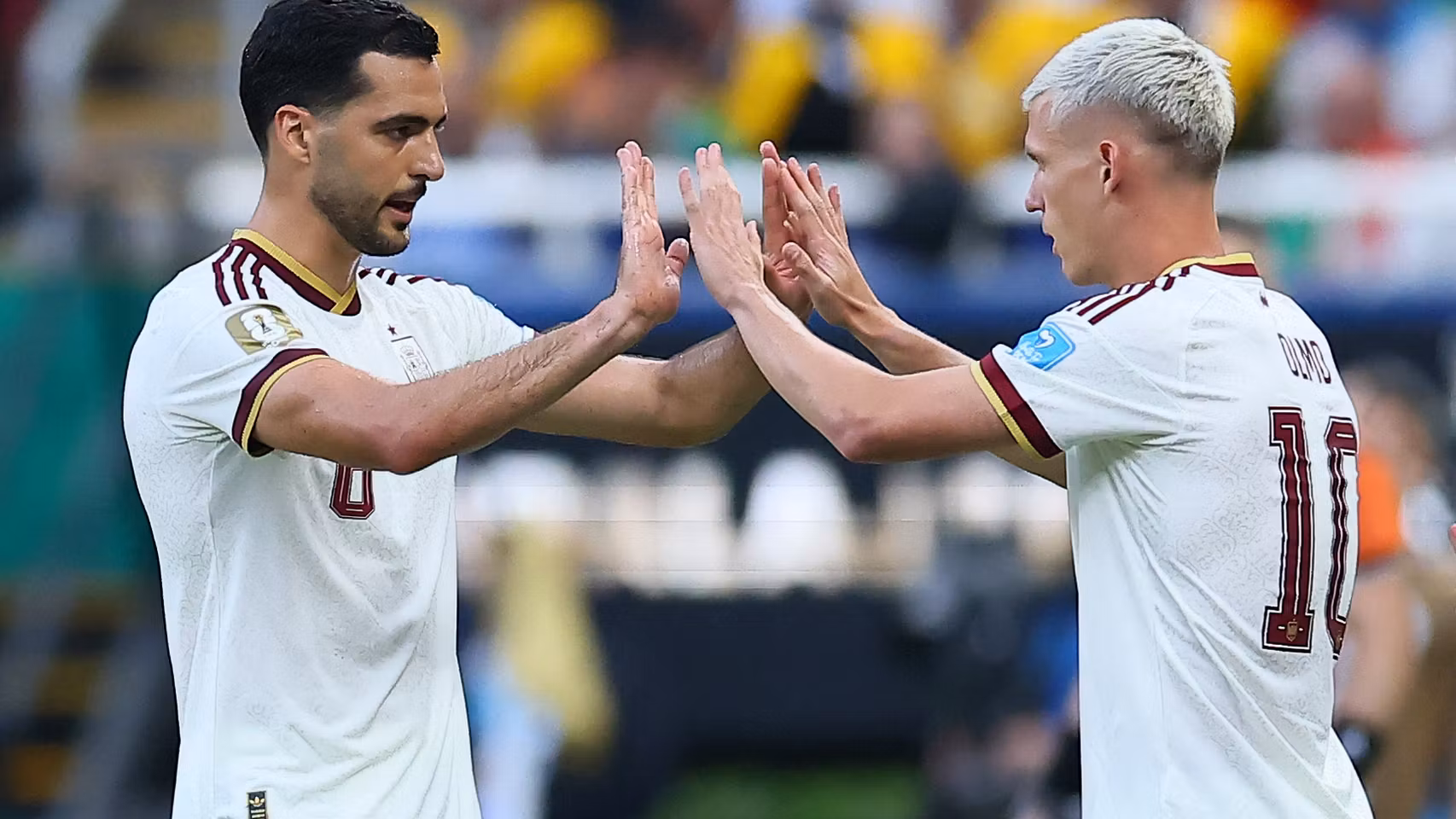 Dani Olmo y Mikel Merino chocan sus manos.