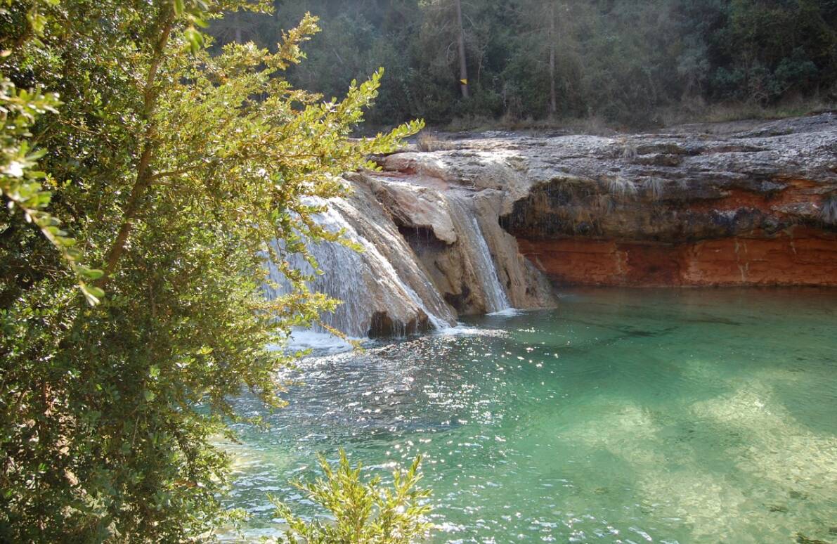 Foto: Una poza de aguas cristalinas y una cascada en pleno Parque Natural de Els Ports. (Apartaments Els Temporers)
