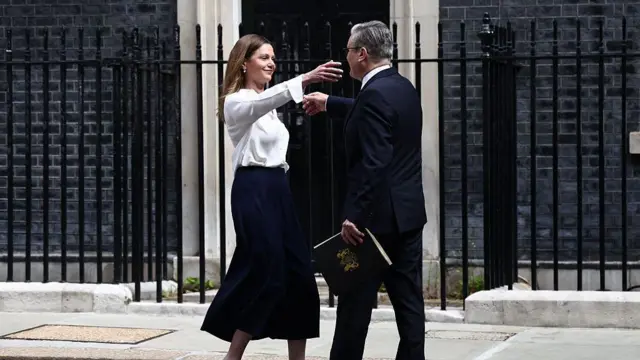 La esposa del primer ministro británico, Victoria Starmer (izquierda), abraza al primer ministro Keir Starmer (derecha) tras una declaración sobre su futuro frente al número 10 de Downing Street la mañana del 22 de junio de 2026 en Londres.