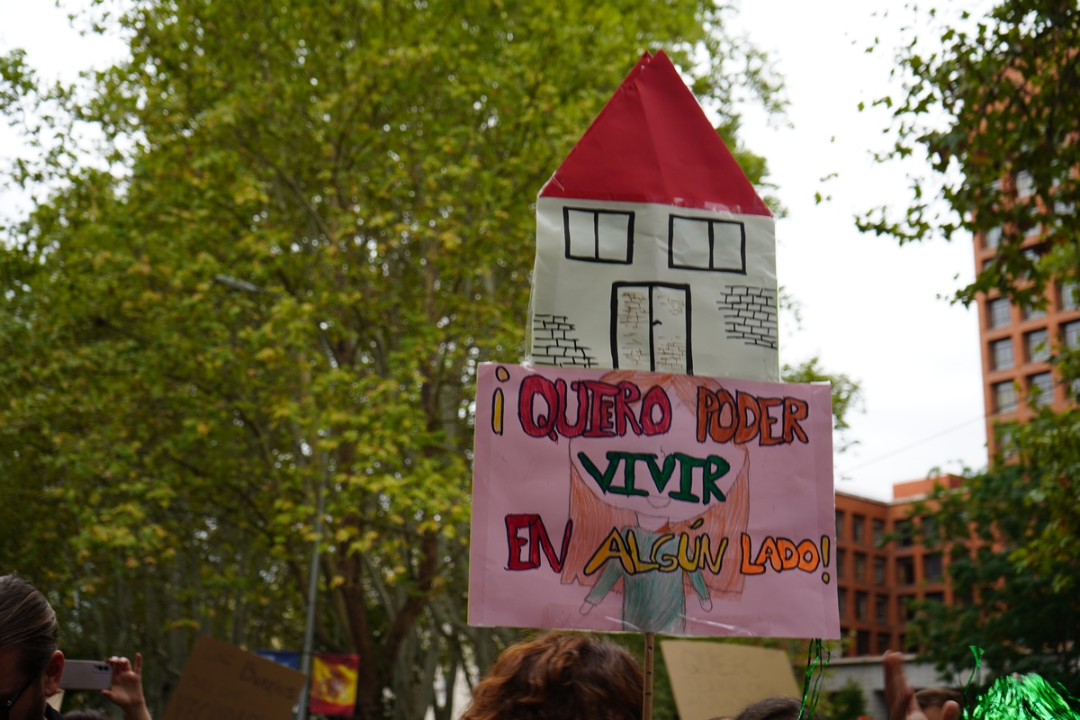 Pancarta de una manifestación por la vivienda (Consejo de la Juventud de España)