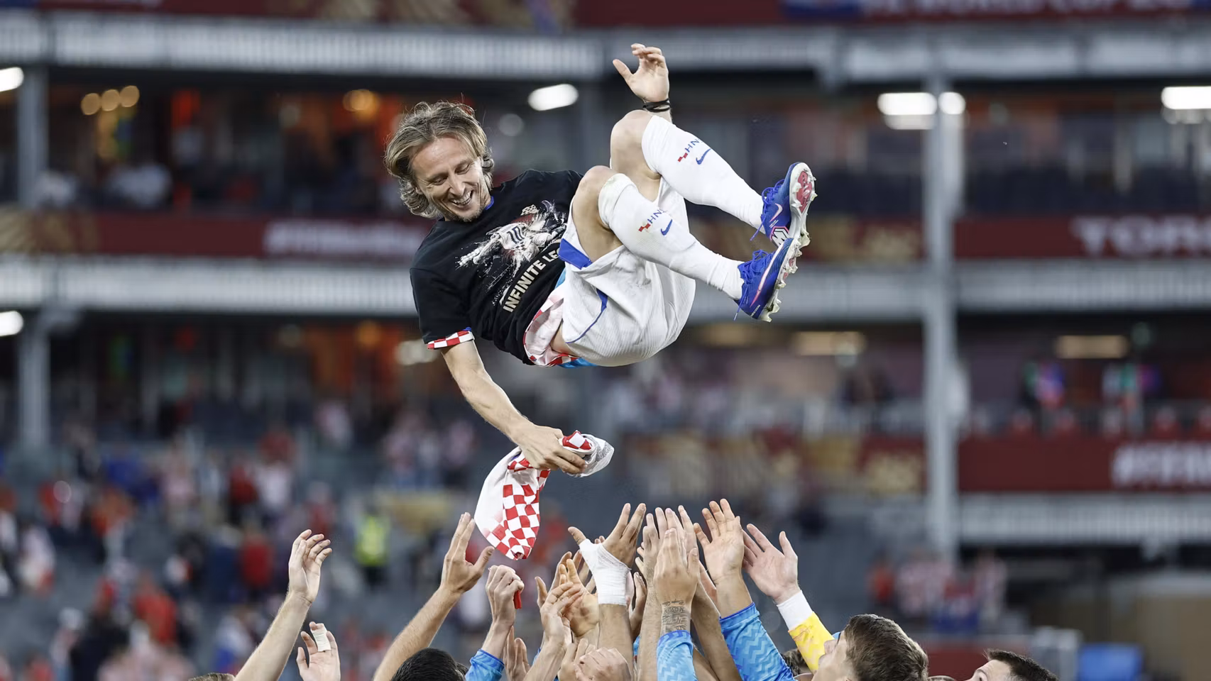 Luka Modric, manteado por sus compañeros.