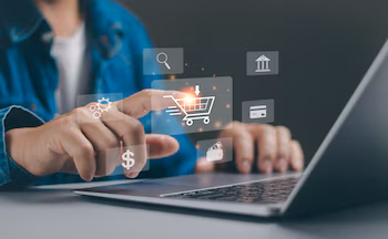 Una persona realizando compras 'online' (Imagen: Shutterstock)