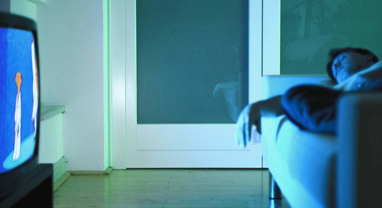 Los psicólogos coinciden: "Las personas que necesitan tener la TV puesta para dormir lo hacen por soporte emocional"