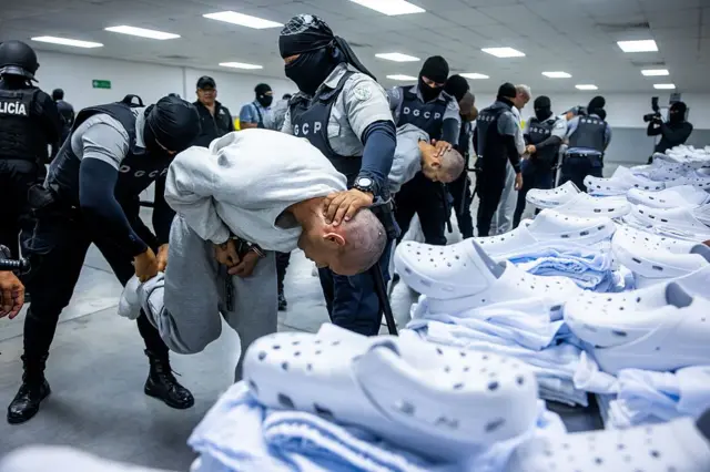 Diecisiete miembros de la banda venezolana Tren de Aragua y de la banda MS-13, que fueron deportados a El Salvador por Estados Unidos.