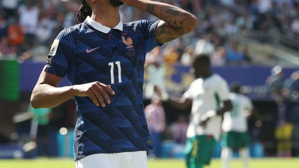 Olise se lamenta en el partido de Francia ante Senegal.