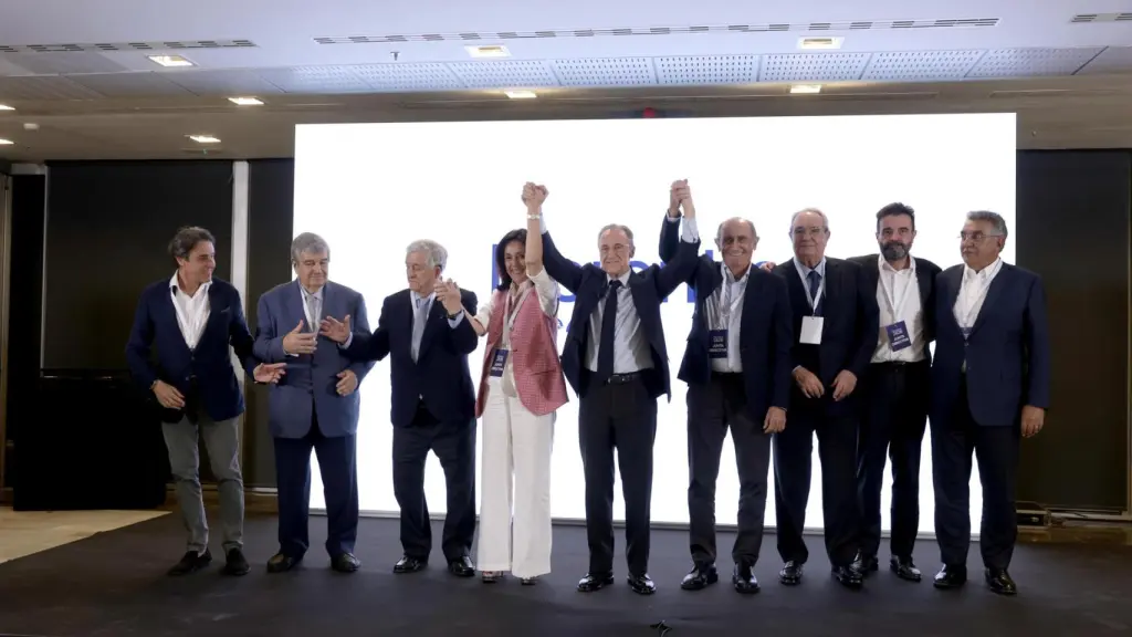 Florentino Pérez, en el centro, celebra junto a su equipo la victoria en las elecciones del Real Madrid.