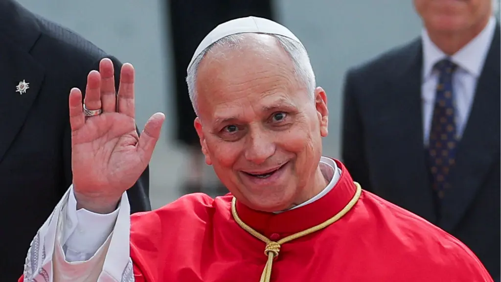El Papa León XIV saluda durante una ceremonia de bienvenida en el Pabellón de Estado.