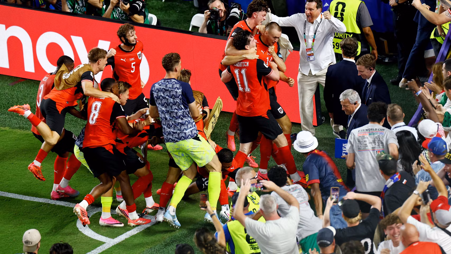 Locura en los jugadores de Austria para celebrar el gol de Kalajdzic.
