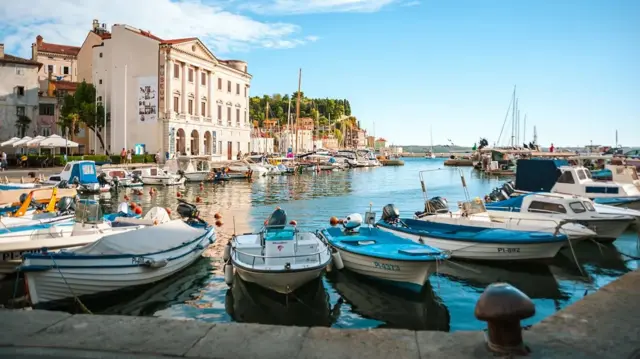 Una vista panorámica de una ciudad portuaria en Eslovenia